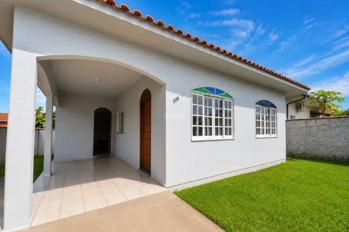 Casa térrea de 3 Dormitórios no bairro Carianos.
