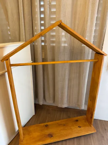 Arara Infantil Casinha em Madeira com Rodinhas