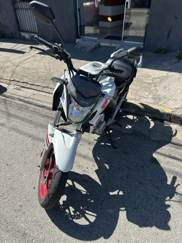 Moto CB Twister 250 com baixa quilometragem
