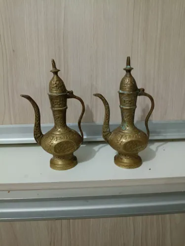 Par de Jarras Decorativas Árabes em Latão 17cm , 640 gramas 