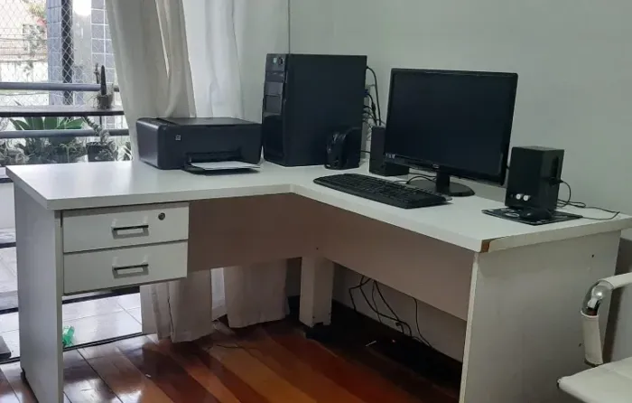 Conjunto escritório (mesa em L com gavetas + 3 cadeiras)