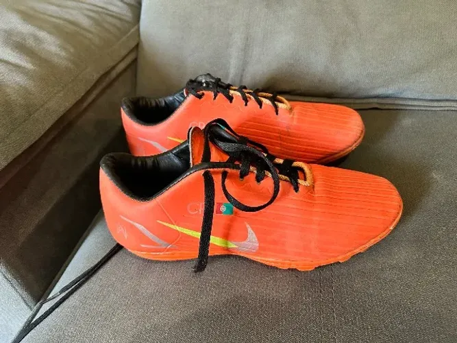 Chuteira society original Nike (CR7)