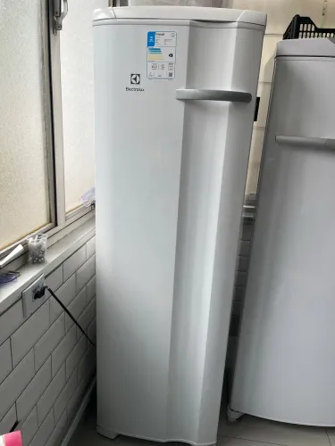 Freezer Vertical Electrolux FE27 234L 127V Branco - Seminovo (~2 Anos de Uso)