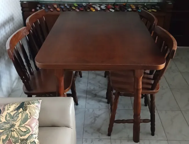Mesa de madeira com quatro cadeiras