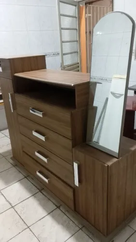 Vendo cômoda 5 gavetas , semi nova.
