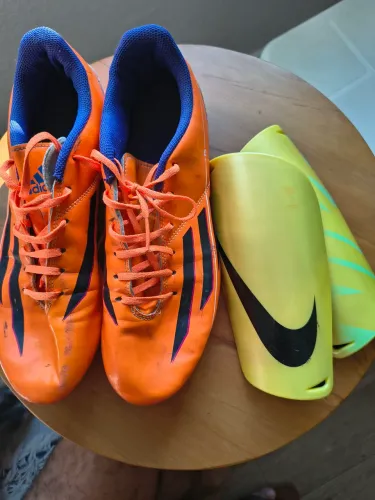 Chuteira Adidas f5 + caneleira Nike mercurial