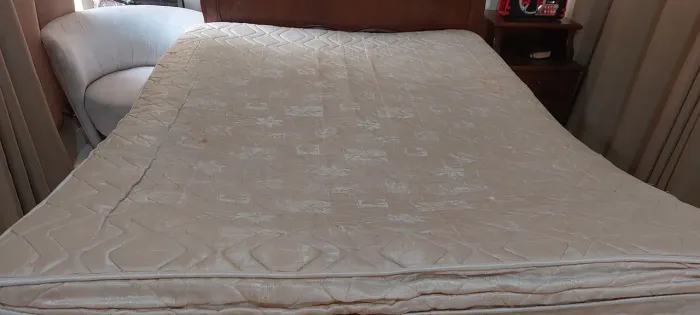 Vende-se um colchão semi-novo ótimo estado queen