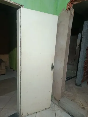 Três portas de madeira usada