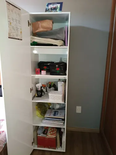 Vende- se lindo armário multiuso, de uma porta com espelho e cinco prateleiras.