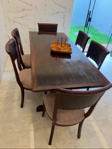 Mesa de seis cadeiras para sala