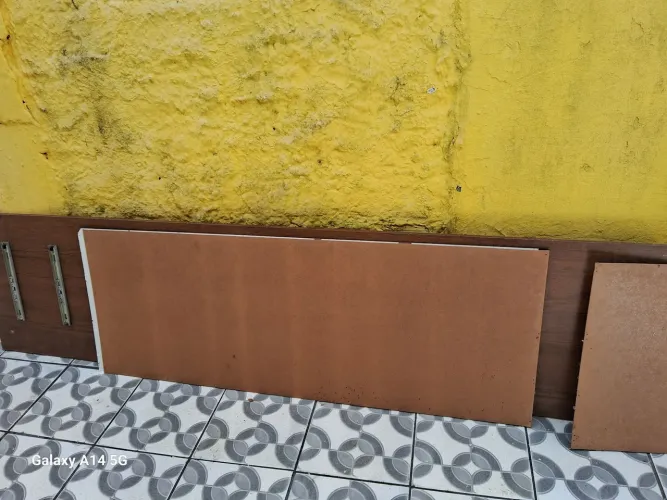 Vendo guarda roupa de solteiro 2 portas com espelho , 3 gavetas, não faço entrega