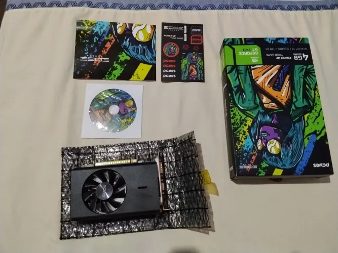 Placa de video GT 740 na caixa, pouco tempo de uso 
