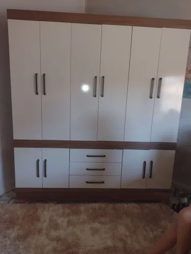 Um guarda-roupa de seis portas
