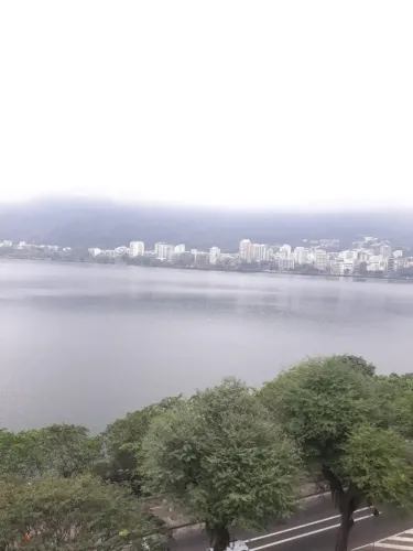 ESPETACULAR FLAT NA LAGOA COM SERVICOS!!