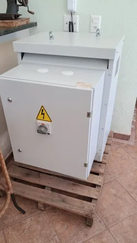 Autotransformador Trifásico 85 kVA, Polienge, 440/380V, NOVO c/ Painel e Proteção WEG.
