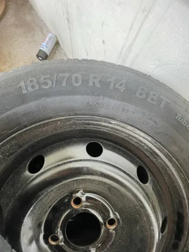 Vendo jogo de rodas 14 4x100 com pneus meia vida 