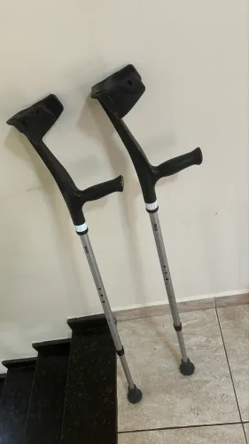 Par de muletas com apoio de braço (canadense)