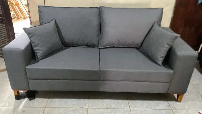 Sofá retrô no tecido linho