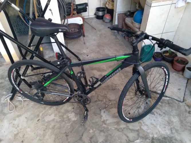 Bike com colete para água e oculos capacete camara de ar reserva boa de encher pneus 
