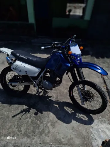 xlr 125, tem o escape original e esse coiote da imagem