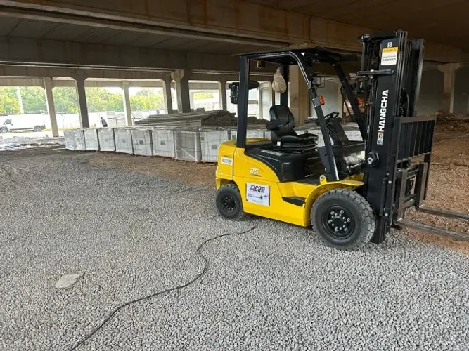 Carga e descarga de caminhões com empilhadeira e paleteira manual