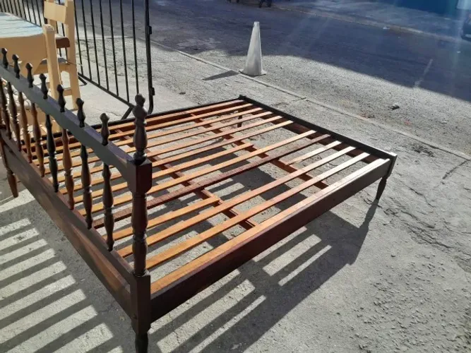 vendo cama de casal de madeira macica