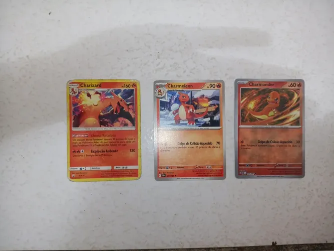Evolução completa do charizard com carta rara do charizard de 2018