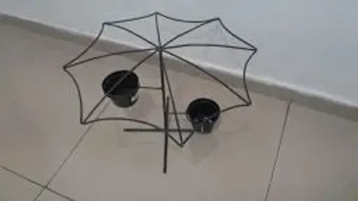 Suporte para plantas, em formato de guarda-chuva