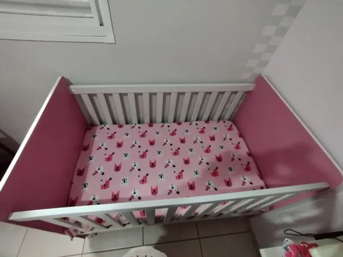 Berço rosa e branco