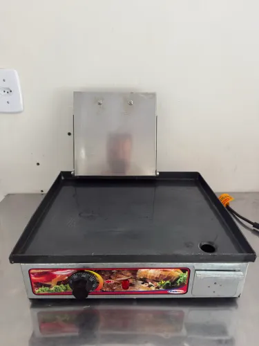 Chapa Chapeira Sanduicheira de Lanches e Porções Elétrica 40x35 C/ Abafador Prensa