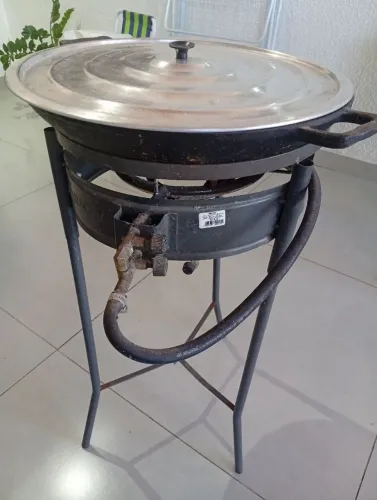 Fogareiro com tacho de ferro 