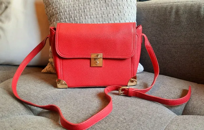 Elegante Bolsa Tiracolo Vermelha e Dourado.