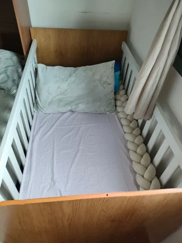 Berço de madeira para bebê com colchão 