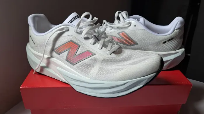 Tênis New Balance Fuelcell rebel v5