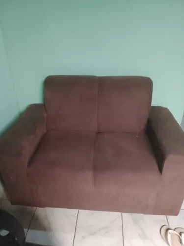 Sofá 2 lugares e banco acochoado com espuma e couro.250 cada  