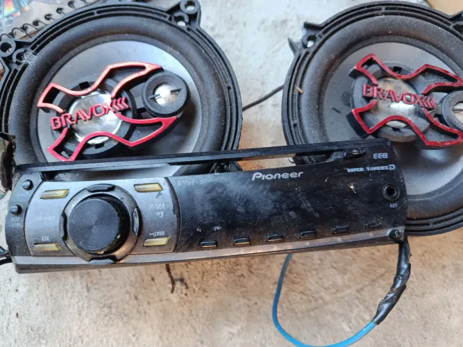 Vendo 2 alto falante e um rádio Pioneer 