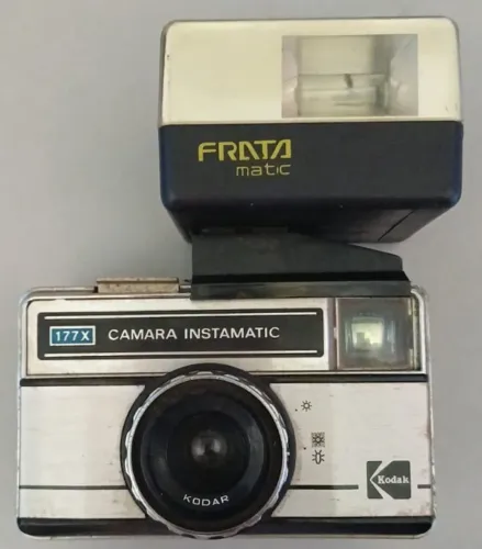 Máquina fotográfica Kodak 177x Instamatic com Flash Frata Matic