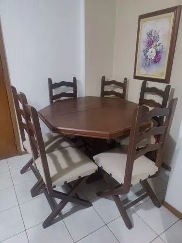 Mesa de madeira maciça com 6 cadeiras 