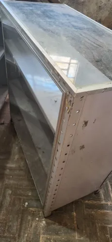 Balcão com frente de vidro usado para loja auto pecas