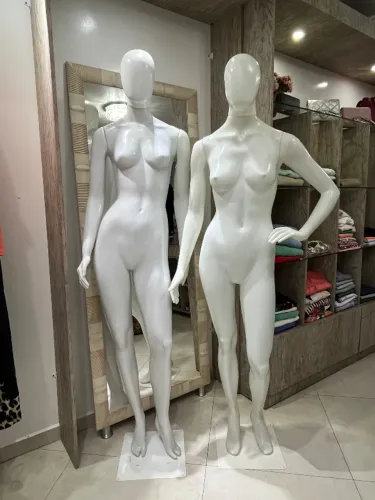 Manequins femininos de vitrine em ótimo estado - promoção