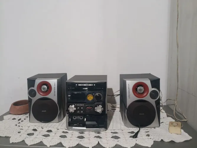 som, toca cd , rádio toca fita,o cd e o radio funciona perfeitamente valor 100 reais 