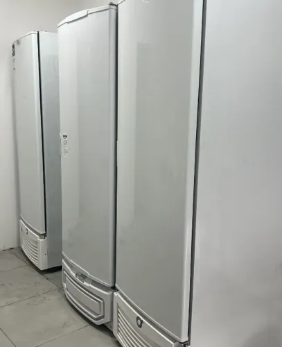 Freezer vertical 569L (resfria e congela)