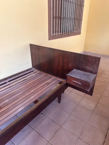 Cama solteiro em madeira maciça com cabeceira