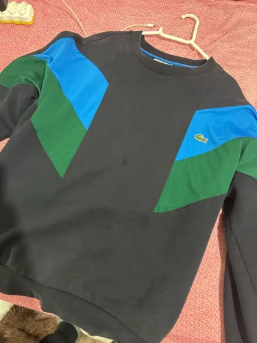 Moletom Lacoste com pequeno detalhe 