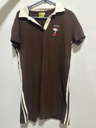 Vestido curto reto gola polo Snoopy bordado marrom | Peanuts