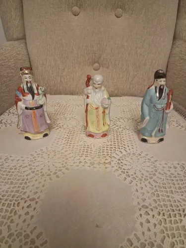 Três esculturas de sábios chineses em porcelana multicoloridas