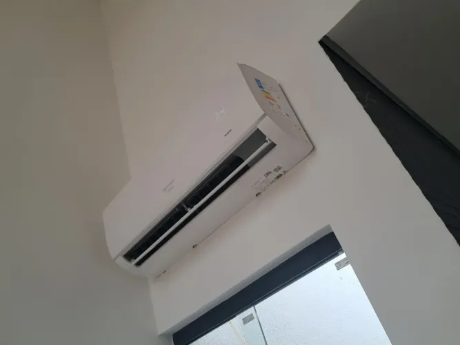 Ar-condicionado Springer Midea Inverter 12.000 BTUs 220V - Seminovo