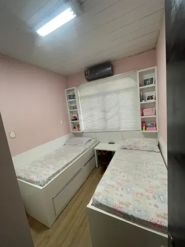 Cama de solteiro com colchões em ótimo estado