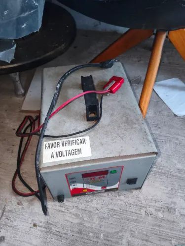 Carregador de bateria microcontrolado modelo KMV 24V 30A