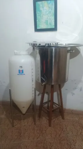 Panelão cervejeiro 95 litros inox com fundo falso e um fermentador 75 litros cônicos PP. 